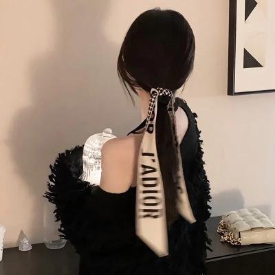 四个孩子走进银行